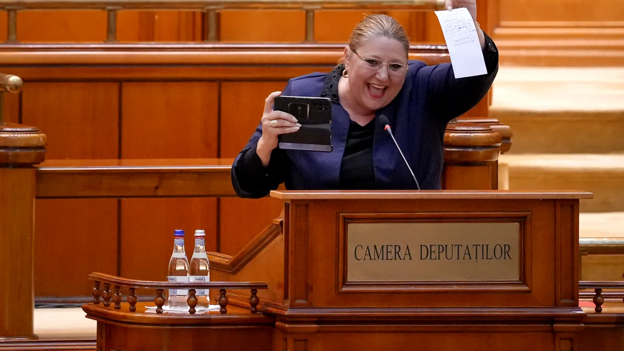 Şoşoacă, după demersul IICMER: Sunt mai proşti ca noaptea, voi pronunţa zilnic numele lui Ceauşescu