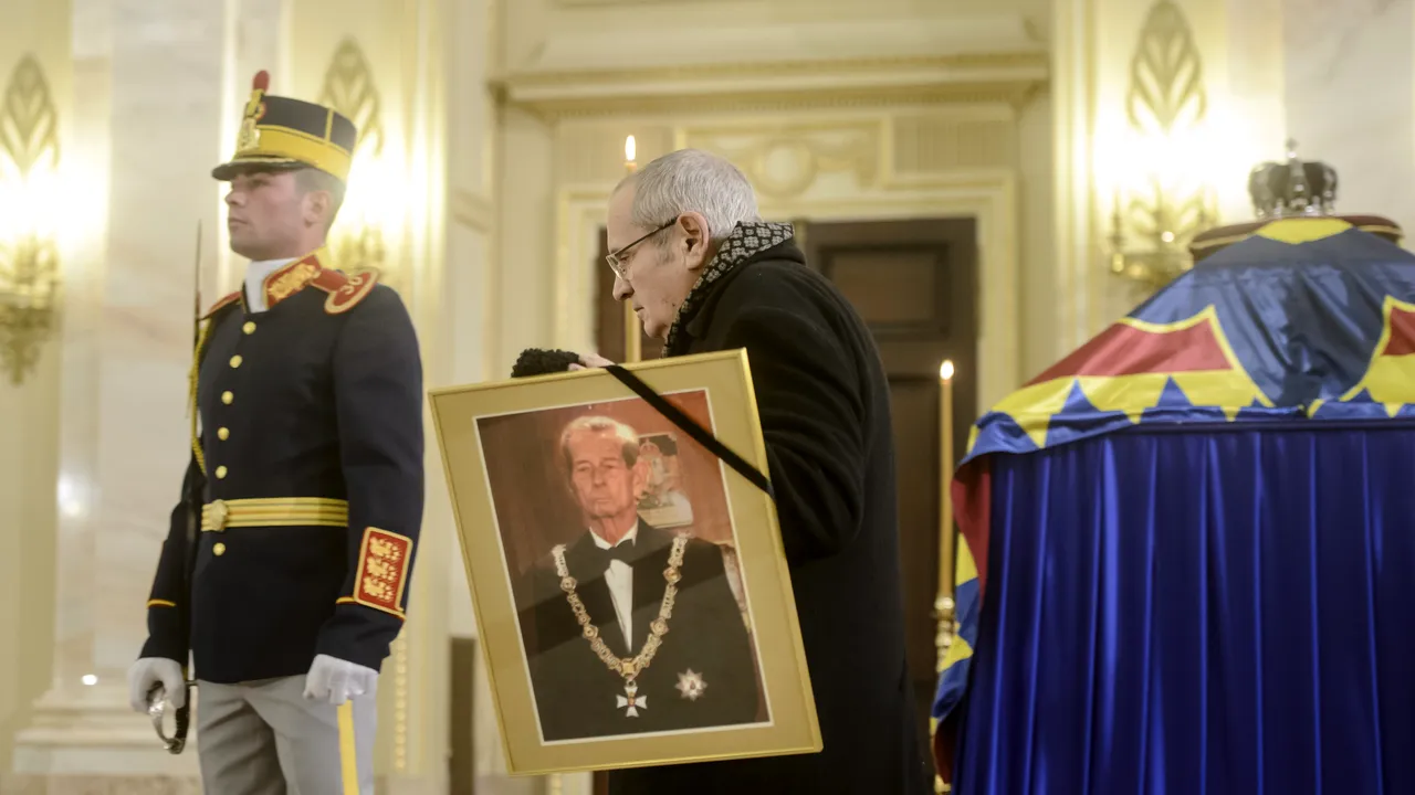 FUNERALIILE Regelui Mihai | România intră, de astăzi, timp de trei zile, în doliu naţional. Catafalcul Majestăţii Sale este depus la Palatul Regal, până sâmbătă | GALERIE FOTO 