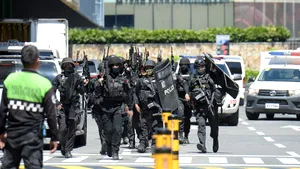 FOTO | Atac armat în Manila. Un agent de securitate, furios că a fost concediat, a rănit cel puţin o persoană şi a luat 30 de ostatici