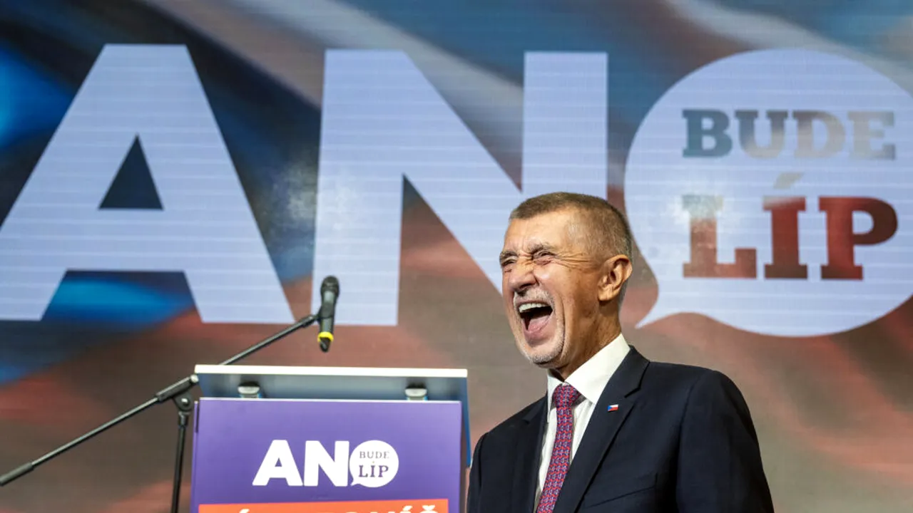 Volodimir Zelenski a avut prima convorbire telefonică cu liderul populist al Cehiei