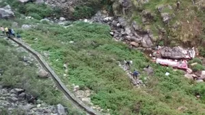 Peste 40 de morţi, după ce un autobuz a căzut într-o prăpastie, în nordul Indiei