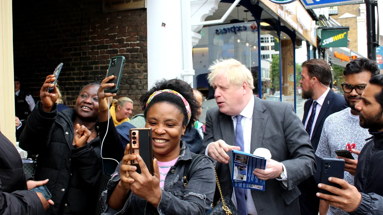 Boris Johnson s-a întors la meseria sa de bază. Fostul premier s-a angajat ca editorialist la Daily Mail 