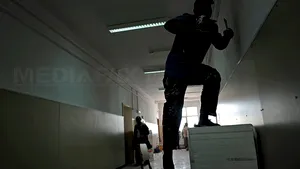 Cei doi reţinuţi în dosarul privind reabilitarea şcolilor cu fonduri BEI, cercetaţi în libertate