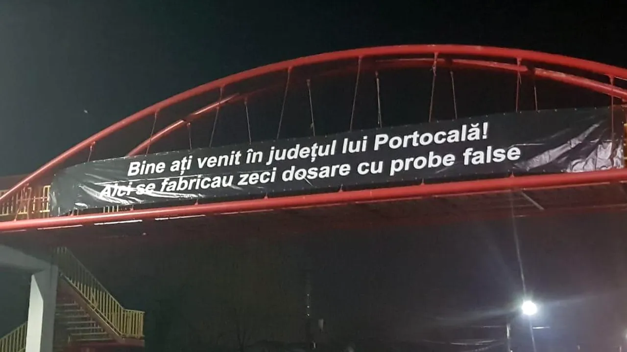 Apariţie NEOBIŞNUITĂ pe o pasarelă de pe DN1: Banner cu mesajul „Bine aţi venit în judeţul lui Portocală”