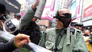 Măsuri drastice la Hong Kong. Autorităţile le-au interzis protestatarilor să îşi acopere feţele | FOTO, VIDEO