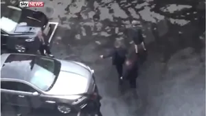 O înregistrare VIDEO surprinde ieşirea Theresei May din Parlament în momentul atentatului