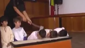 Constanţa - Controverse privind o serbare de la o şcoală privată, legată de uciderea Brâncovenilor: Copii de opt-nouă ani, ”decapitaţi” de un ”călău” - VIDEO