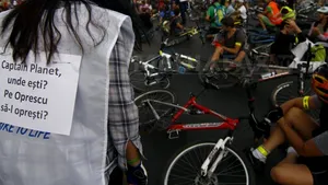 PROTEST al BICICLIŞTILOR în Capitală: Aproximativ 5.000 de participanţi au cerut amenajarea pistelor speciale. Circulaţia auto a fost restricţionată - FOTO