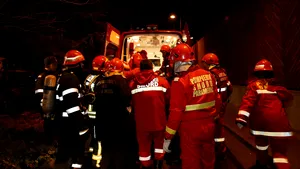 FOTO O femeie din Capitală a murit în noaptea de Revelion într-un incendiu cauzat de artificii. O altă femeie şi un copil de 10 ani au fost răniţi