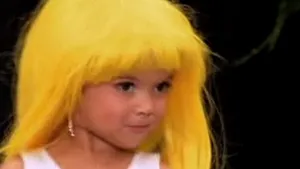 Nebunia concursurilor de frumuseţe pentru copii: Fetiţă de trei ani, îmbrăcată precum o prostituată - VIDEO