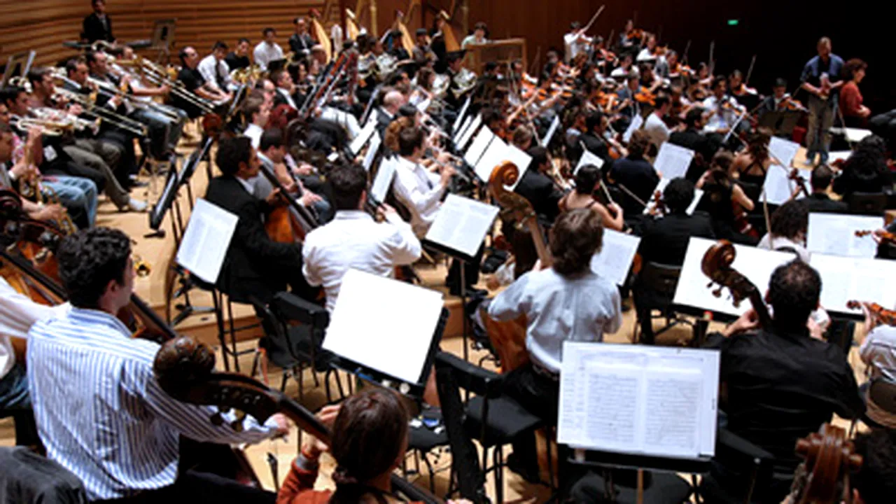Un român a fost ales în prima orchestră filarmonică YouTube
