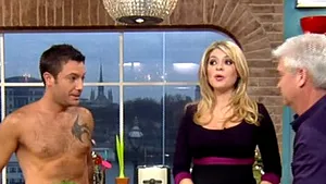 Un bucătar a gătit dezbrăcat într-o emisiune britanică - FOTO