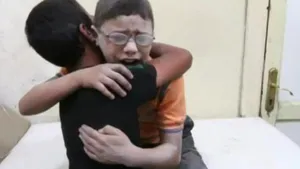 Imagini emoţionante: Doi copii sirieni se consolează reciproc după ce şi-au pierdut fratele în urma unui bombardament în Alep - VIDEO