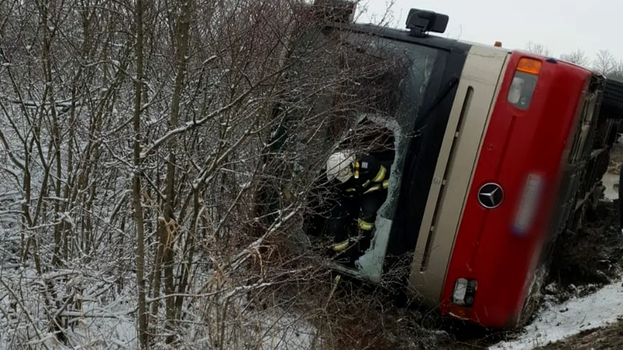 Autorităţile din Caraş Severin sunt în alertă. Un autocar cu 16 persoane s-a răsturnat