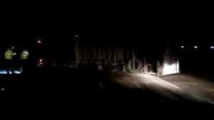 Trafic deviat din cauza unui tir răsturnat: O ambulanţă care transporta un copil la tratament, s-a împotmolit în nămol