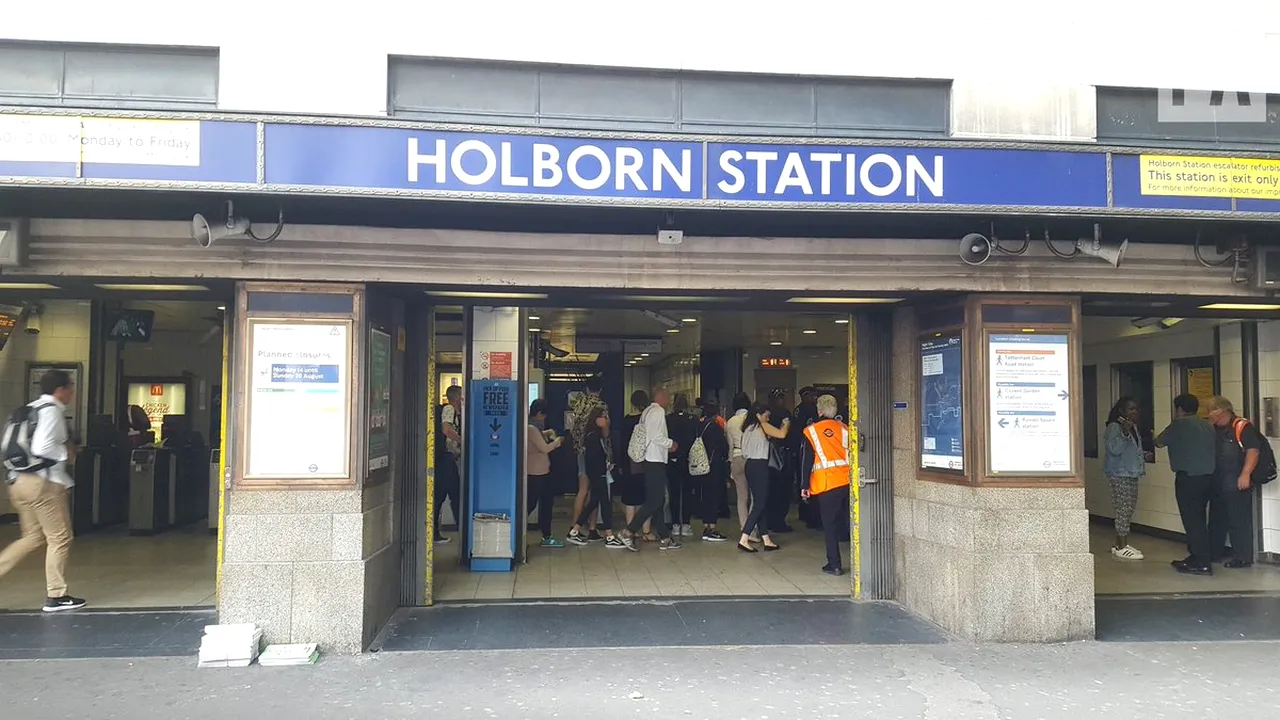 FOTO, VIDEO | O staţie de metrou din Londra a fost evacuată din cauza unei alerte de incendiu