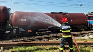 Teleorman: Vagoanele cu benzină rămase pe şine după ce locomotiva a deraiat au fost îndepărtate