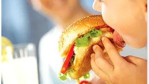 Măsură drastică luată în Marea Britanie: Reclamele la mâncare nesănătoasă vor fi interzise pe timpul zilei