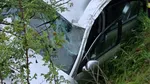 O mașină a căzut într-un canal din Târgu Neamț. Persoanele din vehicul au fost transportate la spital