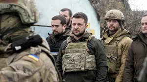 Zelenski a vizitat pentru prima dată liniile frontului din afara Kievului