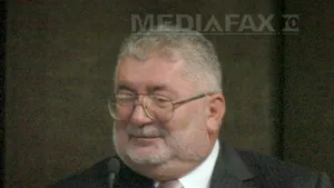 Preşedintele Băsescu îl decorează pe Viorel-Mihai Ciobanu, fost judecător la CC în 1992-1998