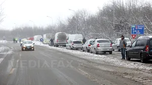Traficul greu, restricţionat pe DN 12 A în judeţul Harghita din cauza viscolului şi a ninsorii