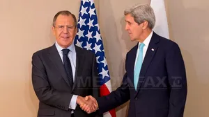 Cadoul lui Serghei Lavrov pentru John Kerry: Un tricou cu Ziua Victoriei şi coşuri cu roşii şi cartofi