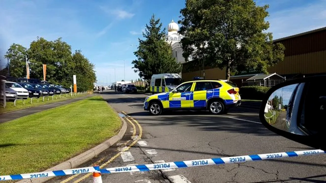 ALERTĂ în Marea Britanie: Un templu sikh, ocupat de indivizi înarmaţi cu cuţite/ Peste 50 de persoane au fost arestate - FOTO