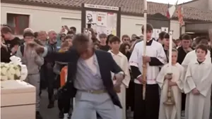 Un bunic a început să danseze pe muzică techno la înmormântarea nepotului său de 15 ani

