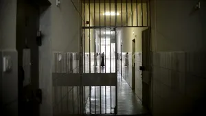 CCR: Legea care ar fi eliminat eliberarea înainte de termen în cazul violatorilor şi criminalilor, adoptată neconstituţional