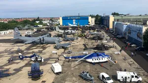 BSDA 2018 | Selfie cu adrenalină la peste 40 de metri deasupra Romaero, într-o scară mecanică de la IGSU | FOTO, VIDEO