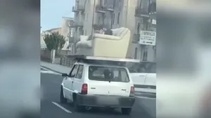 VIDEO Un italian a călătorit întins pe o canapea pusă pe plafonul maşinii. Şoferul spune că nu ştia