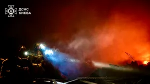 Rusia a lansat un nou atac aerian masiv asupra Ucrainei. Explozii și o coloană mare de fum, semnalate la Kiev