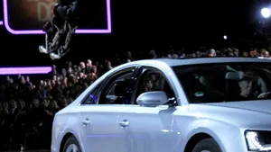 Cascador amator, lovit de o maşină într-o emisiune TV - VIDEO