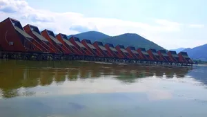 Staţiune exotică, la poalele munţilor : Turişti din toată lumea, curioşi să doarmă în bungalouri pe Dunăre, în primul sat plutitor din România | GALERIE FOTO