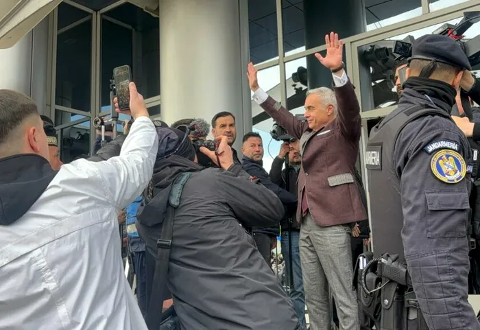 DECLARAȚII Călin Georgescu, critic la ieșirea de la ICCJ: Un guvern de găini speriate, care scarmă în țărână, încercând să arate că pot zbura