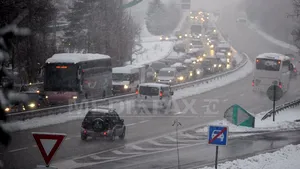 Mii de vehicule, blocate de ninsori abundente în Alpii francezi - FOTO