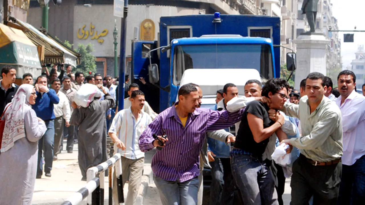Poliţia egipteană, acuzată că a bătut protestatari adunaţi la Cairo