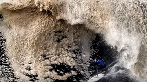 Avertisment în Australia, după furtunile puternice: Apa şi spuma densă formată la mal sunt toxice - VIDEO