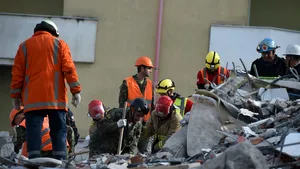 Autorităţile anunţă încheierea operaţiunilor de căutare în Albania, la care au participat şi români. Bilanţul cutremurului a ajuns la 51 de morţi 