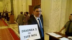 FOTO | Proteste în Parlament la validarea miniştrilor. USR a dat cartonaşe roşii