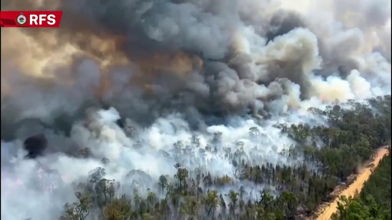 Un foc mare cât Londra a izbucnit în Australia. Fumul dens generează nori pe cer care declanşează furtuni

