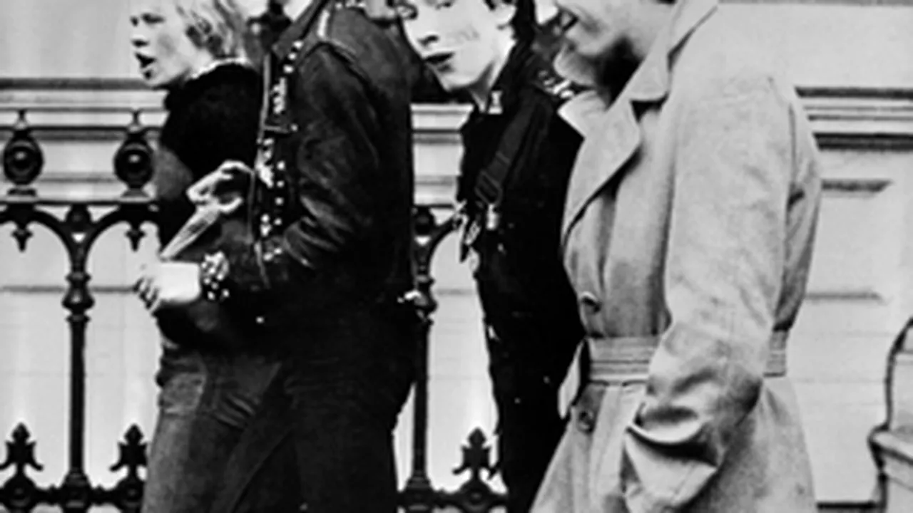 Un documentar inedit ce prezintă trupa punk Sex Pistols împărţind cadouri de Crăciun, difuzat de BBC