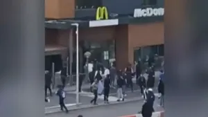 Francezii şi-au vărsat furia şi pe americani: a fost vandalizat un restaurant McDonald's

