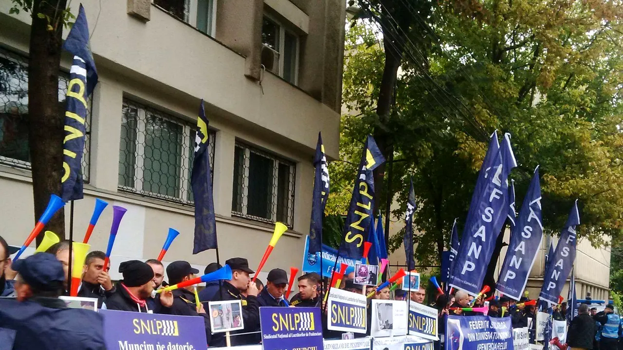 Angajaţii din sistemul penitenciar protestează în faţa sediului ANP. Proteste şi în Bistriţa / 19 octombrie, miting la Ministerul Justiţiei - FOTO, VIDEO