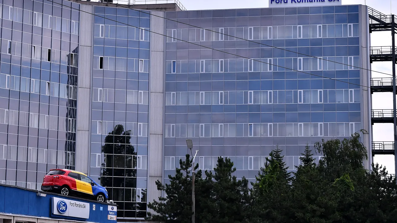 Ford „taie“ producţia de maşini la nivel european din cauza crizei microcipurilor. Americanii trimit către Craiova ce componente electronice mai au