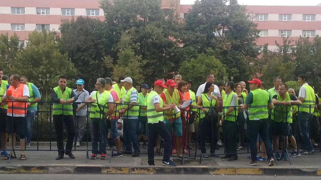 Peste o sută de angajaţi ai Elcen protestează în faţa Primăriei Capitalei - VIDEO, FOTO