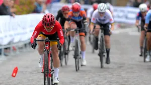 Uniunea Ciclistă Internaţională aprobă ca ruşii şi bieloruşii să concureze ca neutri