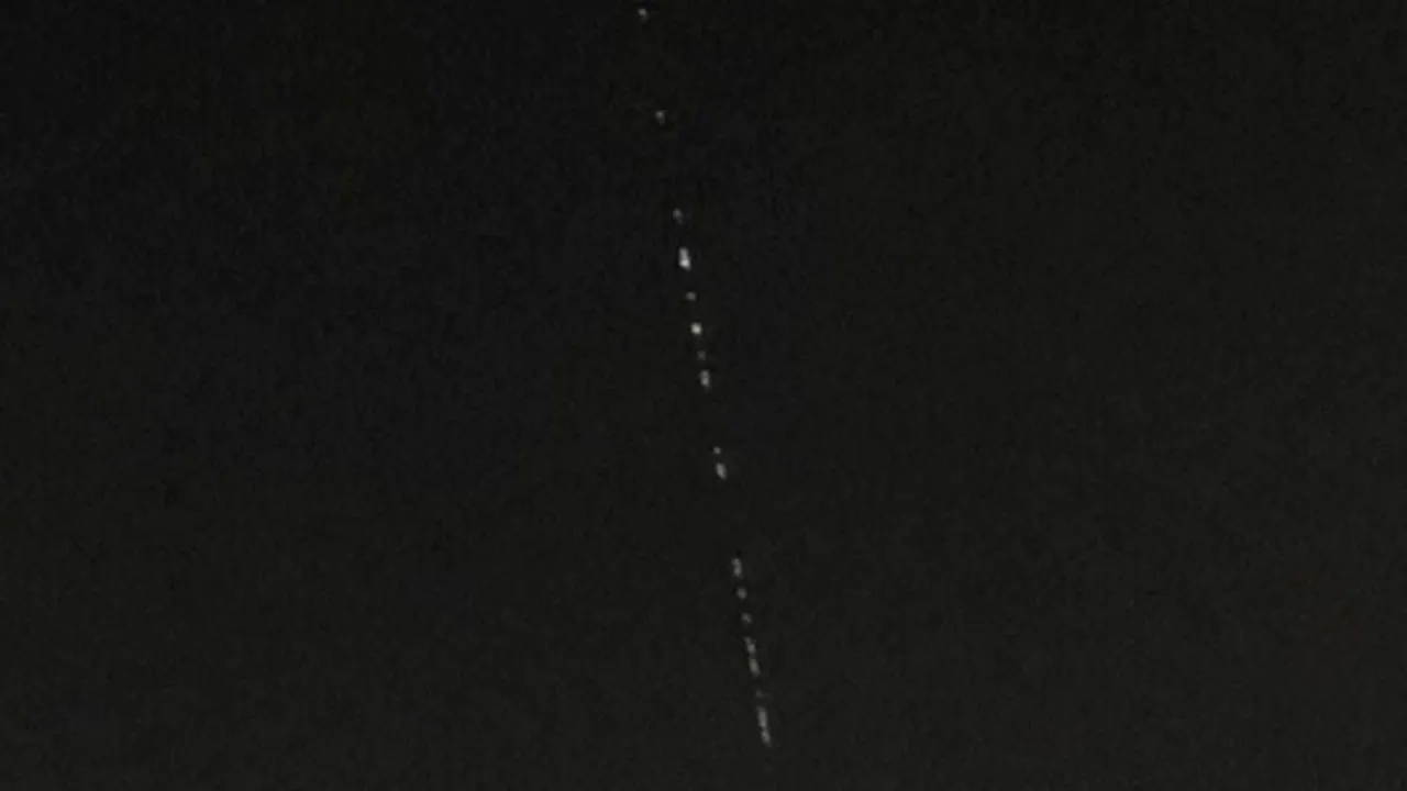 Observatorul Astronomic: Luminile suspecte văzute pe cerul Capitalei sunt sateliţi lansaţi de compania Space X a lui Elon Musk