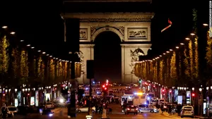 Reţeaua teroristă Stat Islamic revendică atentatul de la Paris/ Hollande: Dovezile existente indică un incident de tip 